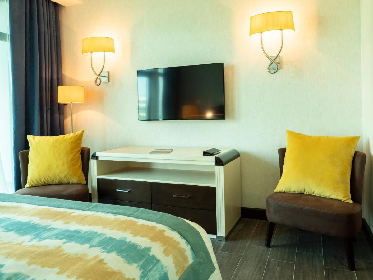 Retaj Salwa Resort & Spa Ντόχα Εξωτερικό φωτογραφία A television in a hotel room