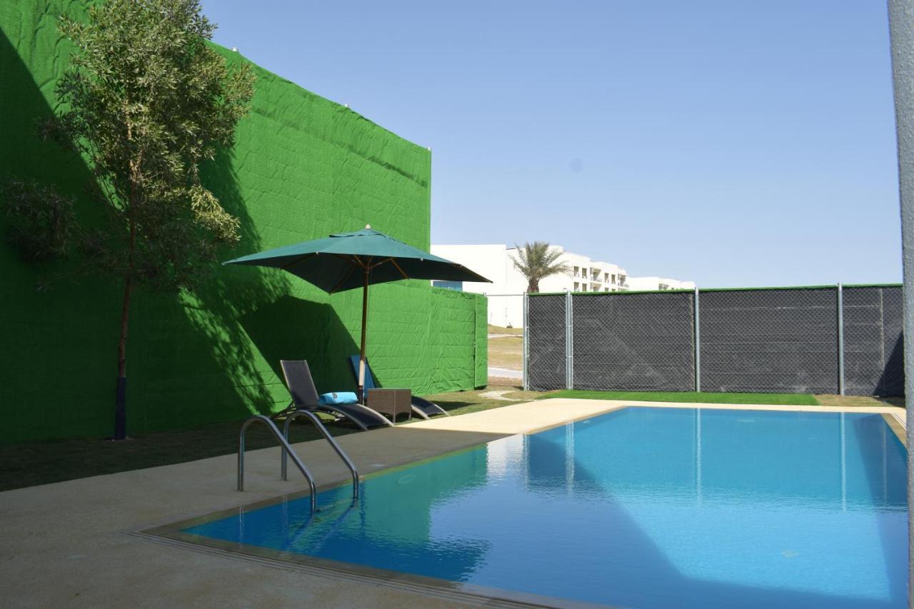Retaj Salwa Resort & Spa Ντόχα Εξωτερικό φωτογραφία A swimming pool in a private garden