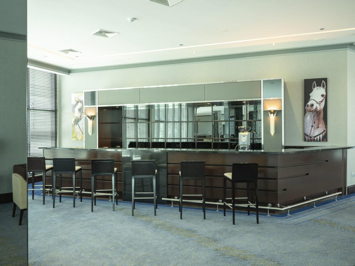 Retaj Salwa Resort & Spa Ντόχα Εξωτερικό φωτογραφία The bar at the 360° Club