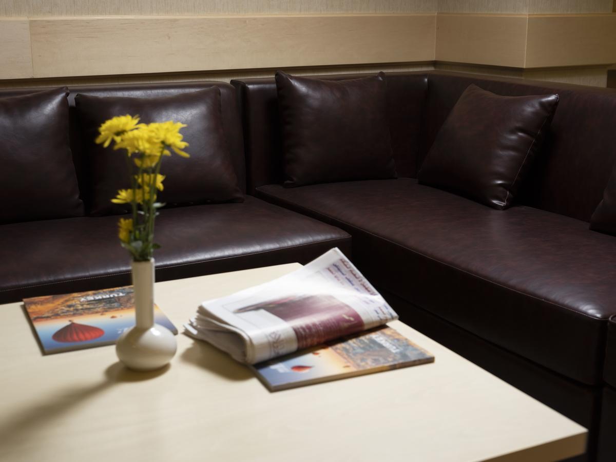 Retaj Salwa Resort & Spa Ντόχα Εξωτερικό φωτογραφία A leather sofa