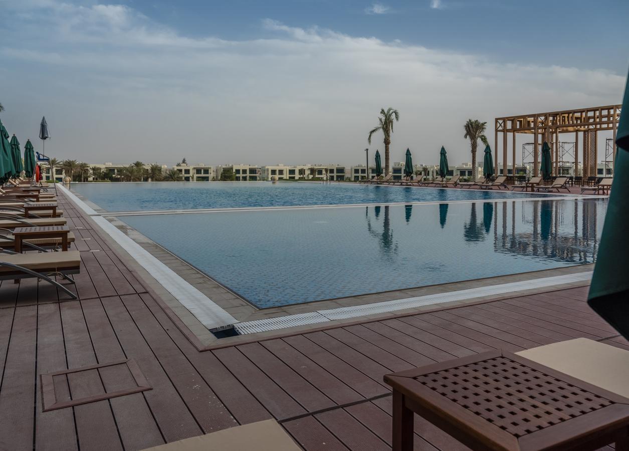 Retaj Salwa Resort & Spa Ντόχα Εξωτερικό φωτογραφία The swimming pool at the Ritz-Carlton, Dubai