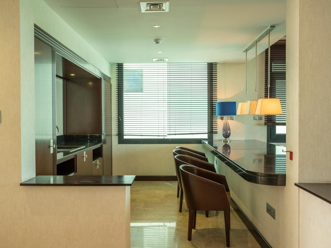 Retaj Salwa Resort & Spa Ντόχα Εξωτερικό φωτογραφία A kitchen in a serviced apartment